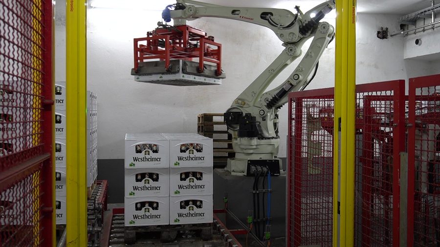 Kawasaki CP500L robot palletizes cartons of beer
