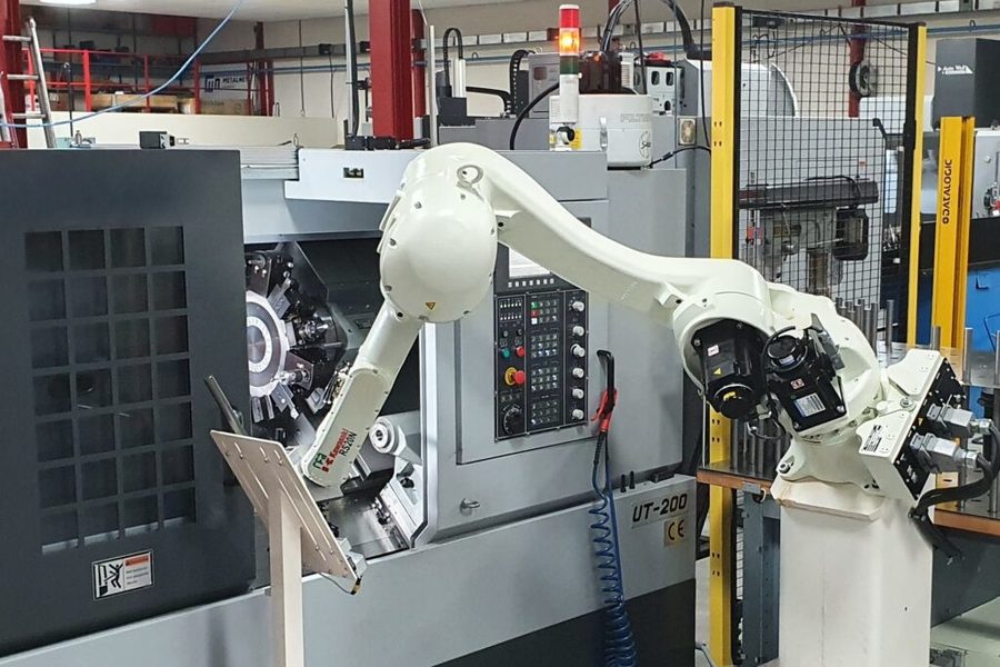 Robotizace procesů obsluhy strojů a montážních linek přináší do vyrobních procesů stabilitu, efektivitu, menší materiálové ztráty a větší výnosnost, ale i výrazné zlepšení pracovních podmínek a prostředí pro personál závodu.