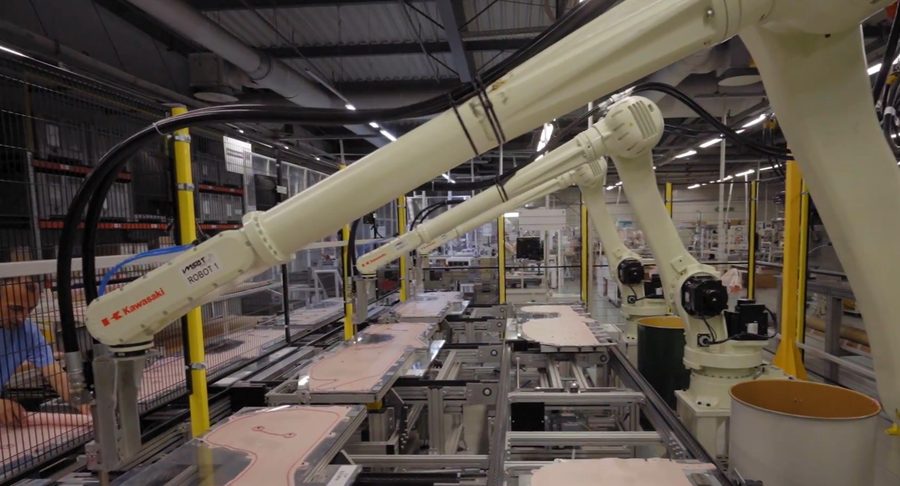 Lepiace roboty pracujú s prídavnými zariadeniami na skladovanie, čerpanie a nanášanie lepidla a jeho distribúciu. Robotizácia tohto procesu sa premieta priamo do ochrany zdravia zamestnancov.