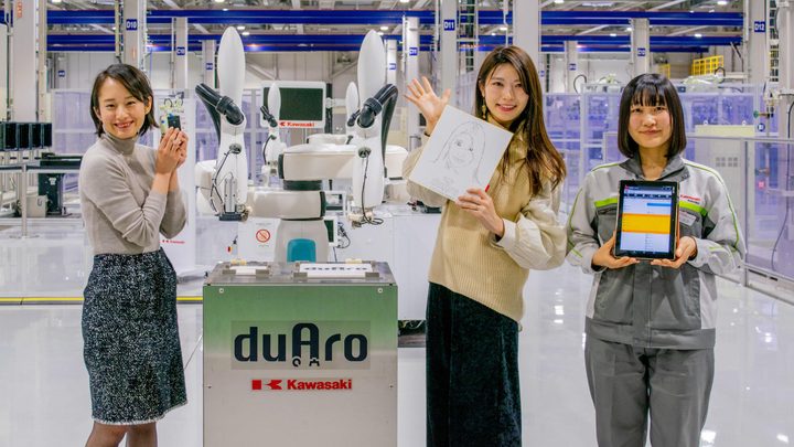 川崎重工の人共存型双腕スカラロボット「duAro」は、女子大生の私でも簡単に使えた！01