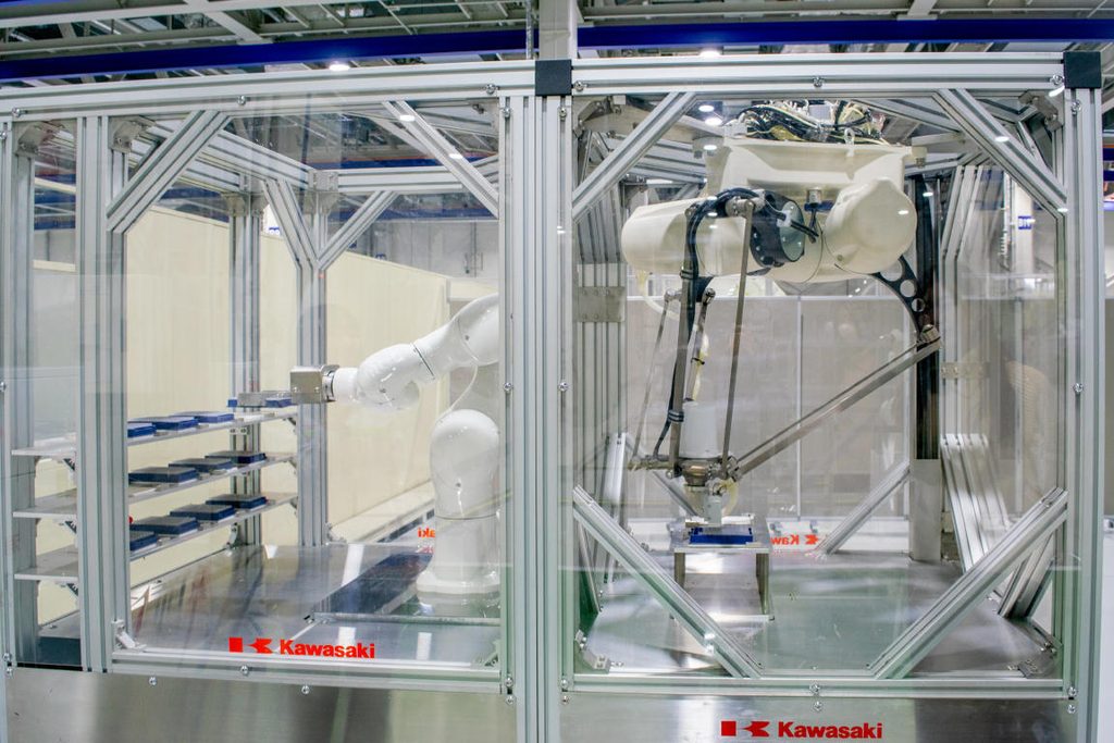 川崎重工の人共存型双腕スカラロボット「duAro」は、女子大生の私でも簡単に使えた!04