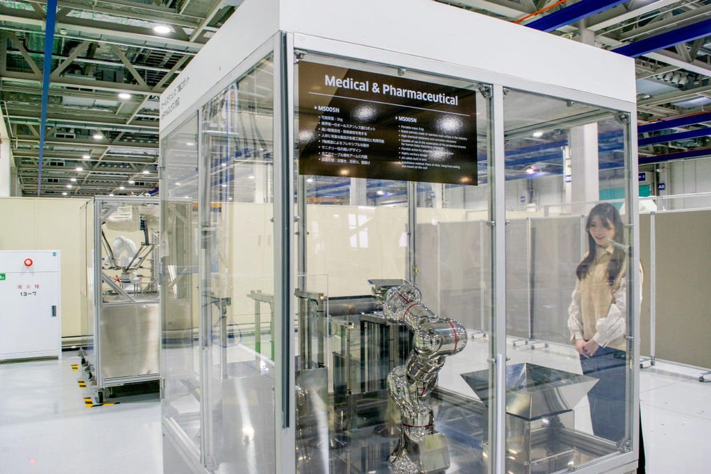 川崎重工の人共存型双腕スカラロボット「duAro」は、女子大生の私でも簡単に使えた!05