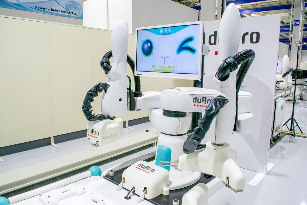川崎重工の人共存型双腕スカラロボット「duAro」は、女子大生の私でも簡単に使えた!07