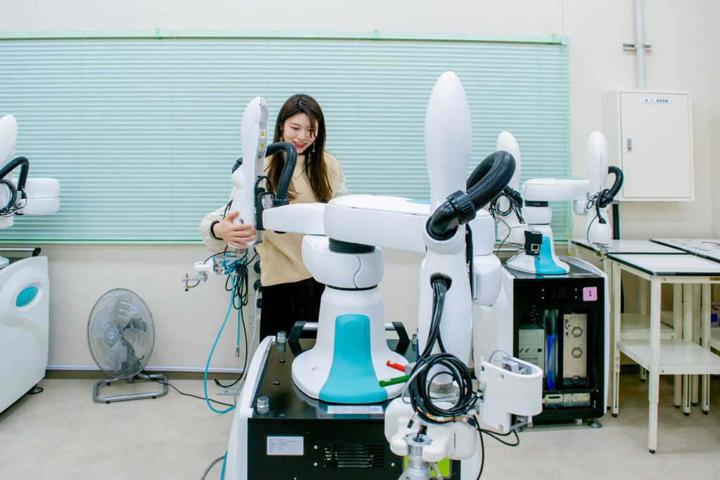 川崎重工の人共存型双腕スカラロボット「duAro」は、女子大生の私でも簡単に使えた！08