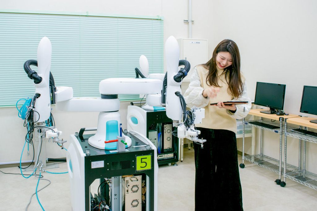 川崎重工の人共存型双腕スカラロボット「duAro」は、女子大生の私でも簡単に使えた!12