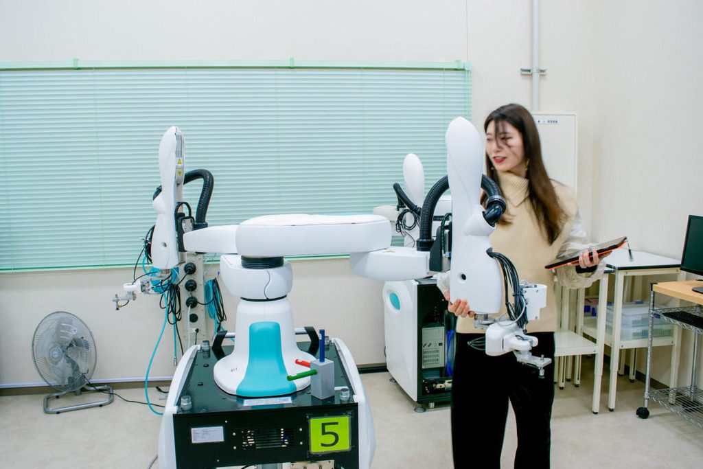 川崎重工の人共存型双腕スカラロボット「duAro」は、女子大生の私でも簡単に使えた!13