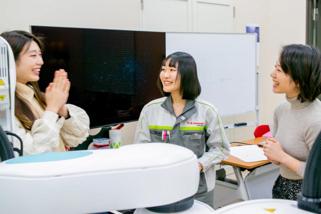 川崎重工の人共存型双腕スカラロボット「duAro」は、女子大生の私でも簡単に使えた!15