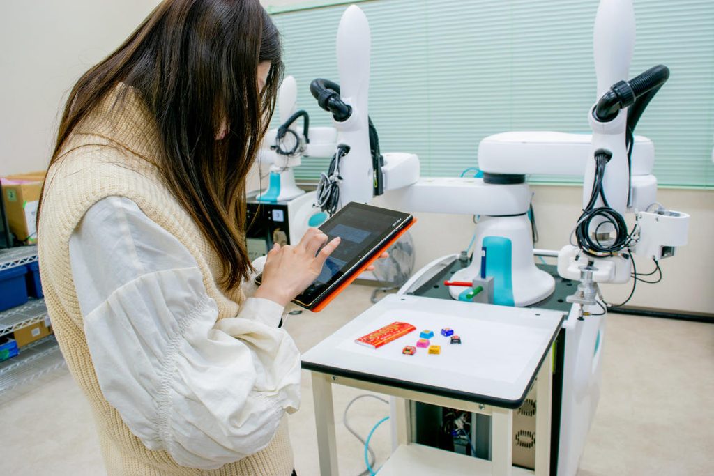 川崎重工の人共存型双腕スカラロボット「duAro」は、女子大生の私でも簡単に使えた!17