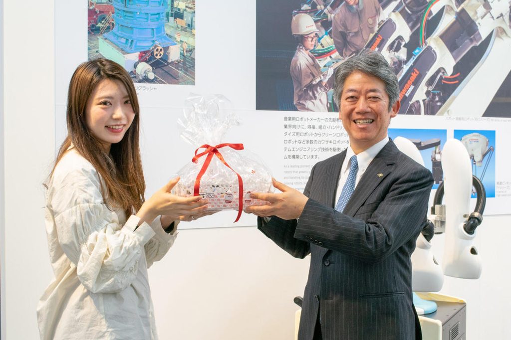 川崎重工の人共存型双腕スカラロボット「duAro」は、女子大生の私でも簡単に使えた!18