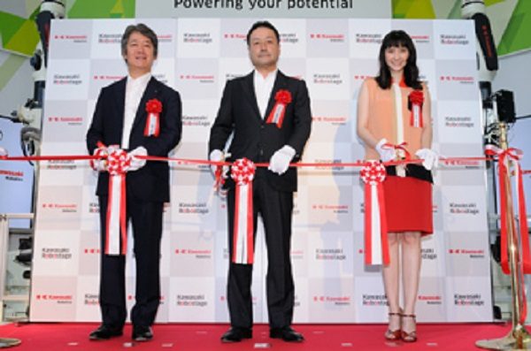 左から、橋本ロボットビジネスセンター長、金花社長、市川紗椰さん