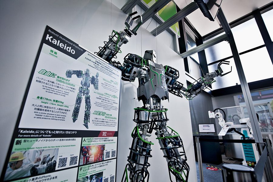 川崎重工のヒューマノイドのロボット初代Kaleidoを低いアングルからとった写真