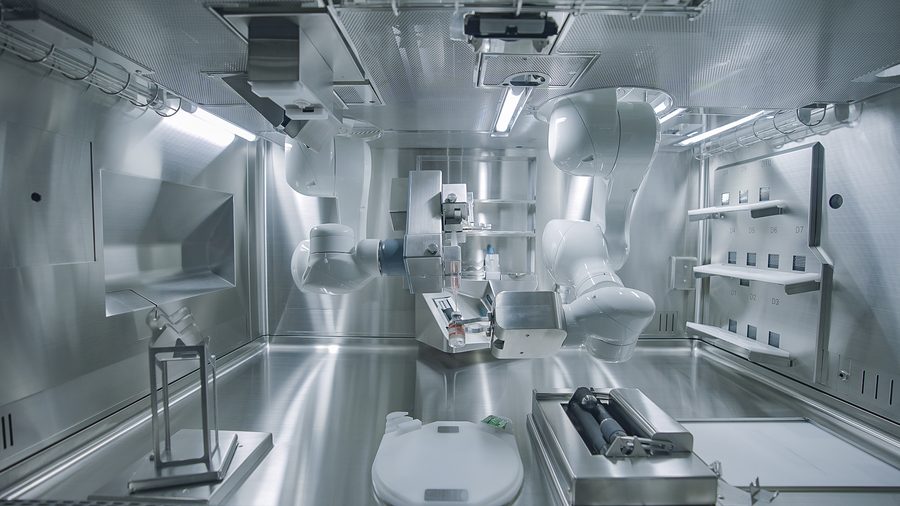 2台の医薬ロボットが薬剤調製をしている