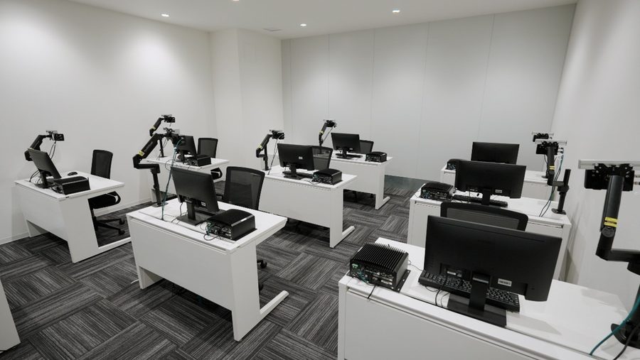 ショールームにあるTrainingルームの写真、PCがおかれたデスクが複数台ある