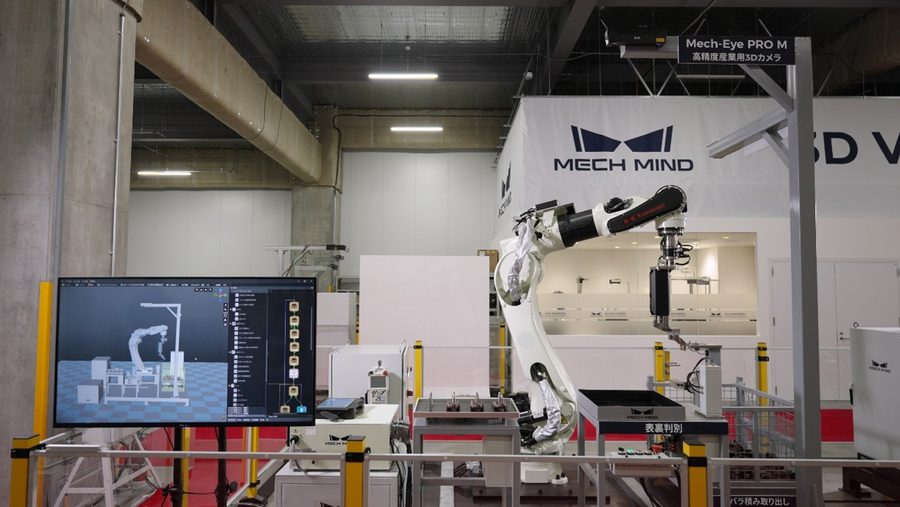 MechMind社のショールの様子
川崎重工の大型ロボットとビジョン画面、ばら積みピッキングの工程が写っている