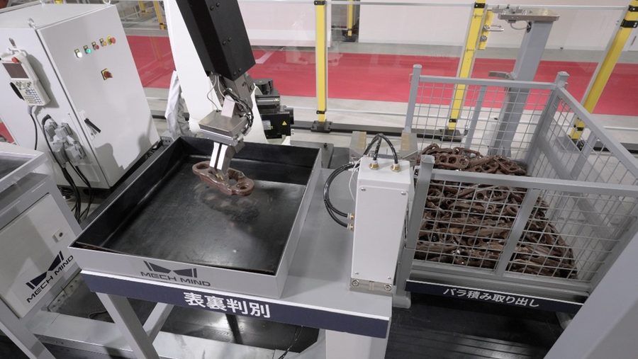 ロボットがばら積みされた金属部品のハンドリングをしている様子