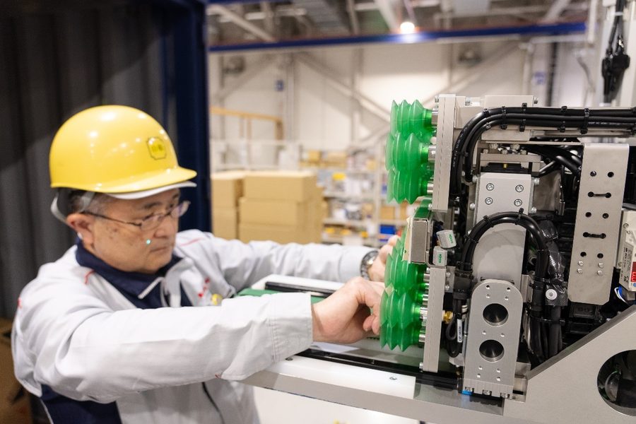 システム技術者の山根氏とロボットハンド