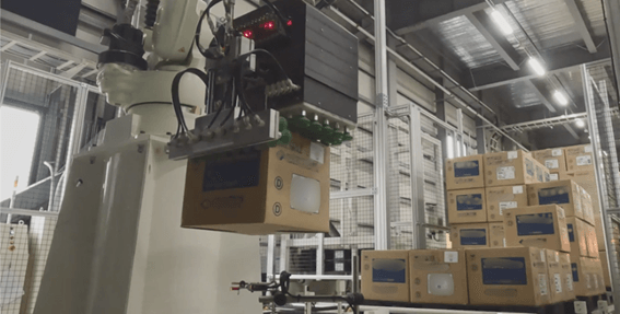 松浦梱包輸送株式会社 岡崎東ロジスティクスセンター内のKawasaki パレタイズロボットが作業する様子