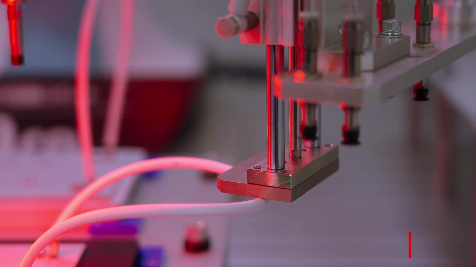 duAroの特長である両腕を活かし、片腕でハーネスを避けながらネジを締める様子