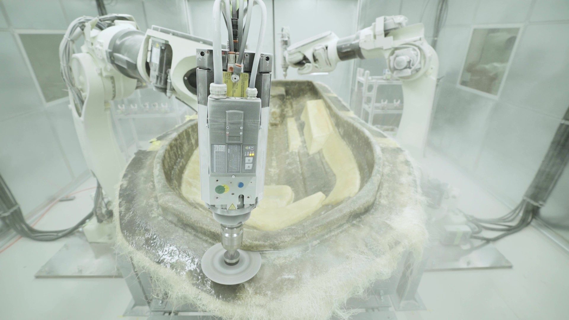 川崎重工の大型汎用ロボットBXシリーズで切断加工する様子