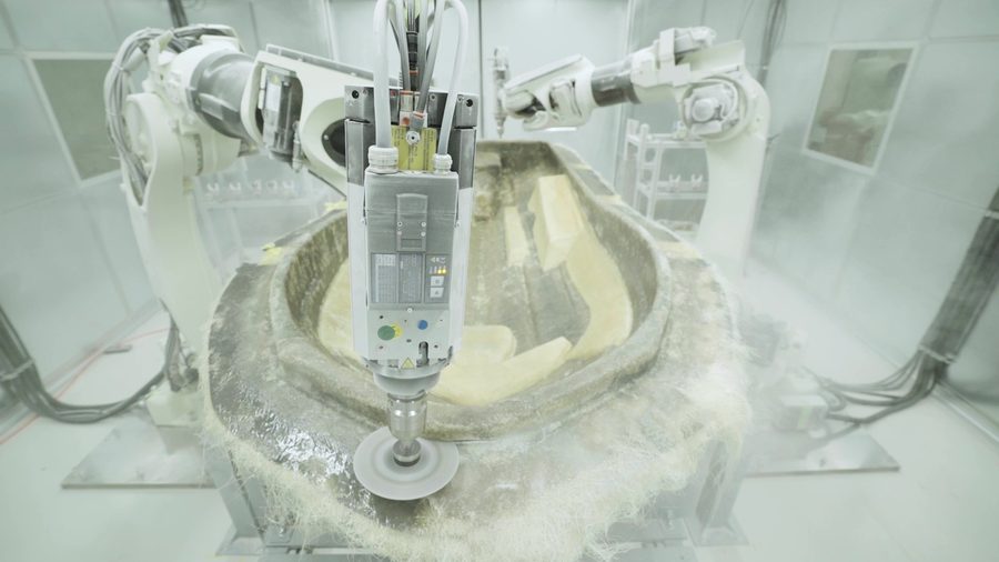 川崎重工の大型汎用ロボットBXシリーズで切断加工する様子