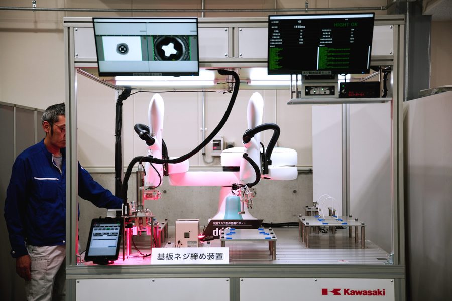 菱和電機が手掛けた双腕スカラ型の協働ロボット「duAro」を活用したネジ締めパッケージ