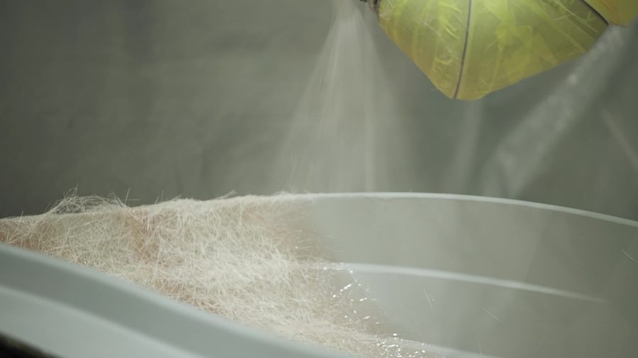 川崎重工の防爆塗装ロボットKJ264を用いてガラスファイバーを織り込む様子