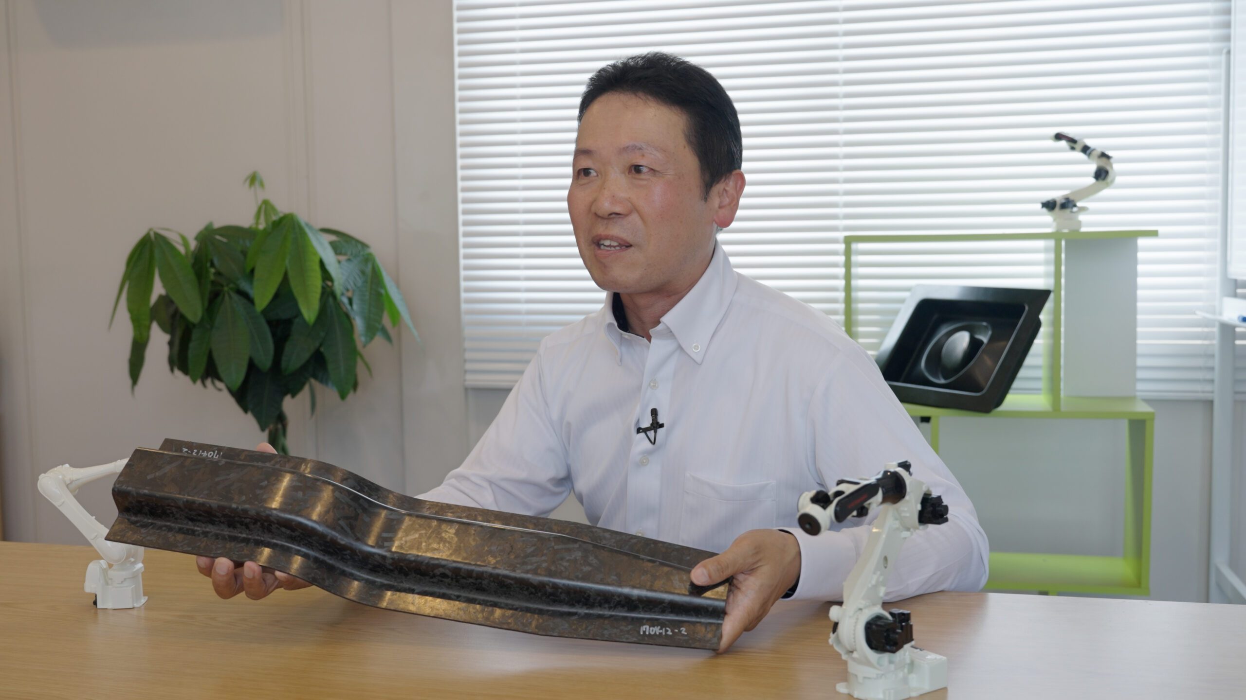 FRP製のワークを手に取り今後の活用について述べるKADO 倉谷氏