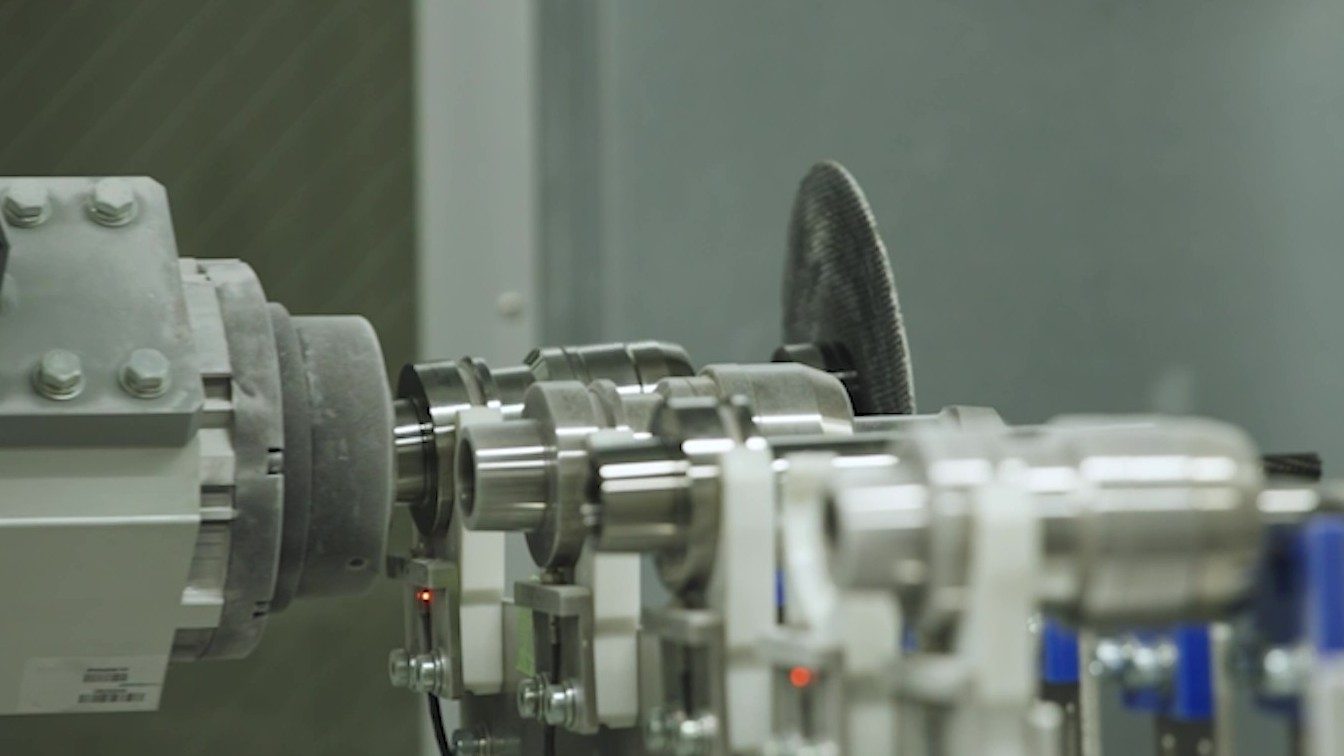 ロボットがツールチェンジャーで刃具を交換する様子