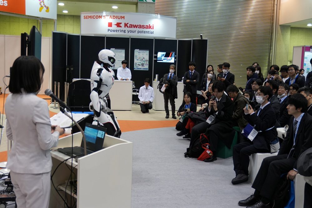 司会者の方とコミュニケーションを取るKaleido 9