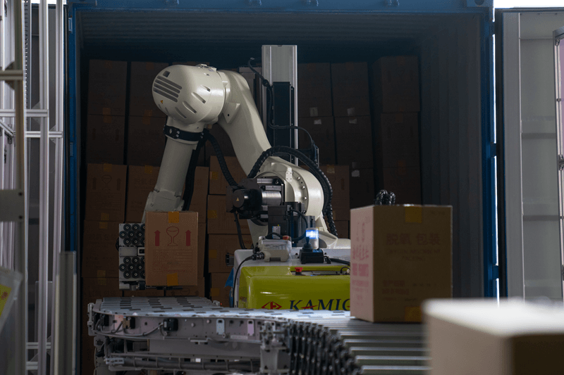 “Vambo”がコンテナの荷物を上から下まで全てデバンニングする様子