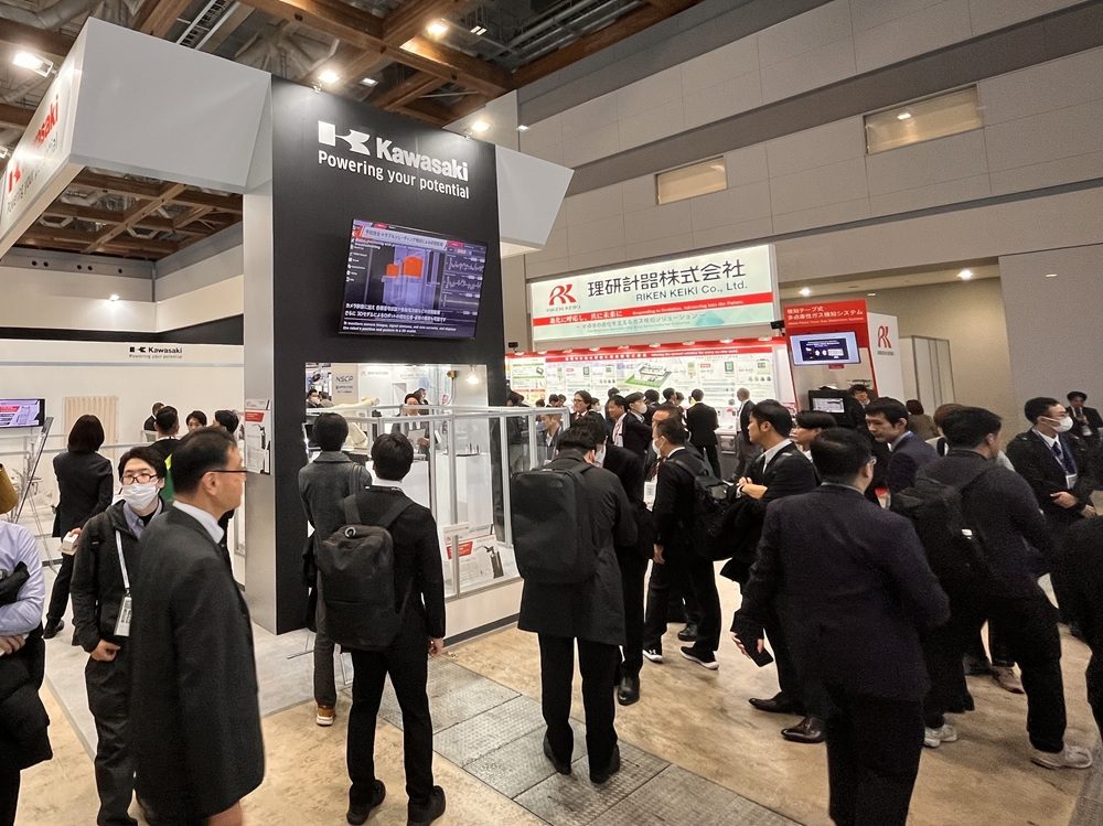 多くの来場者で川崎重工ブースも賑わう様子