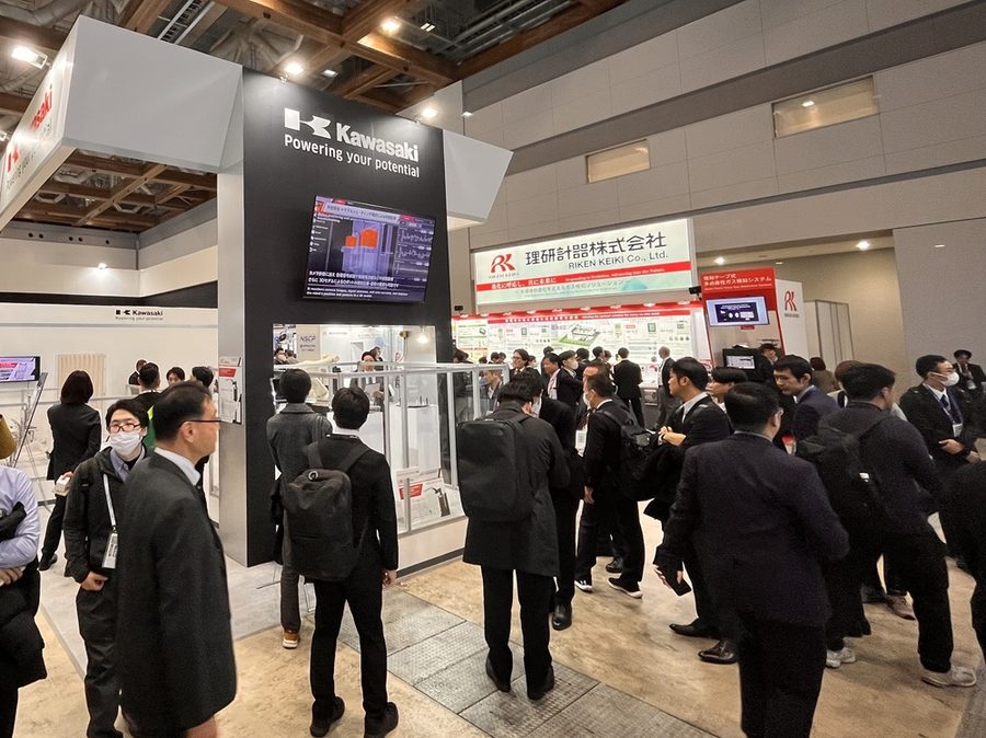 多くの来場者で川崎重工ブースも賑わう様子