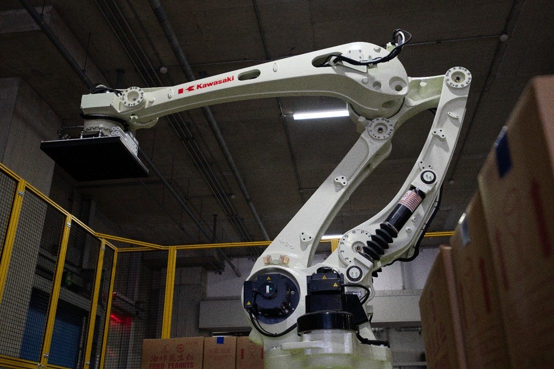 デバンニングした荷物を次にパレタイジングロボット”CPシリーズ”がパレタイズする様子