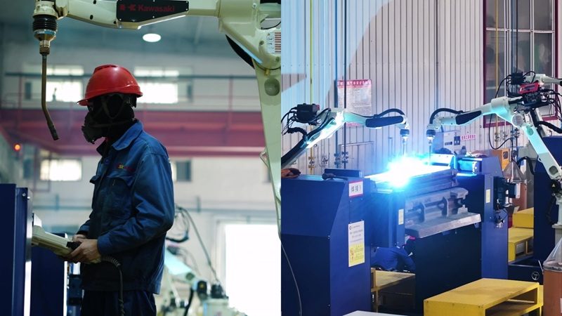 現場作業員がロボットのティーチング作業をする様子