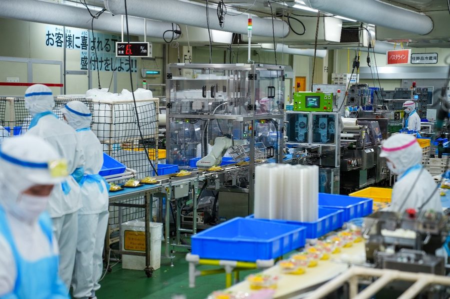 川崎重工 大徳食品内で働くロボット