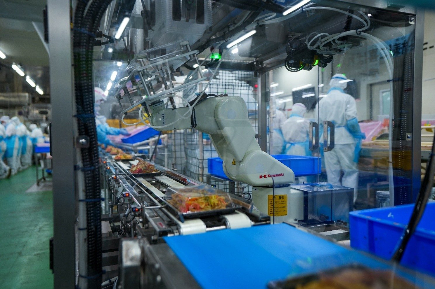 川崎重工　大徳食品内で働くロボット