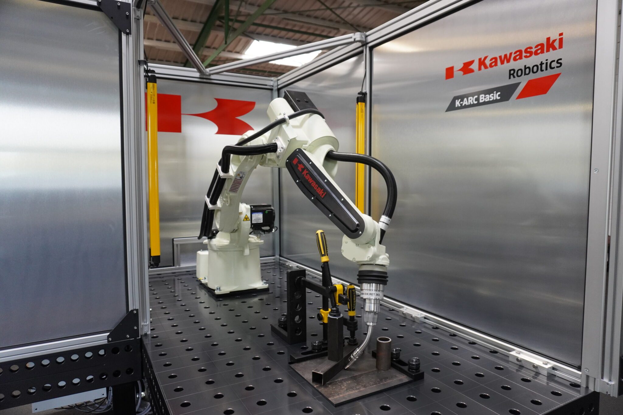 ægtefælle sværd fure Arc welding robots | Industrial Robots by Kawasaki Robotics